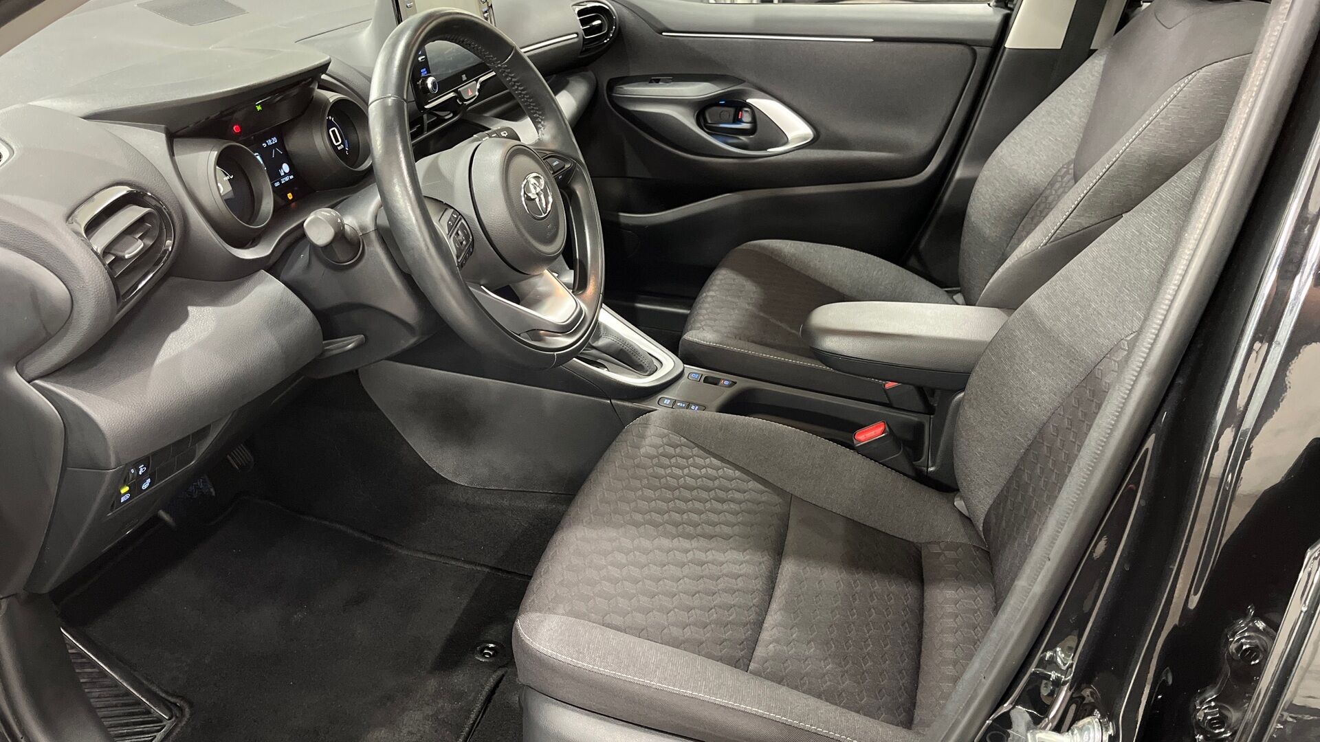 Toyota Yaris iso kuva 7