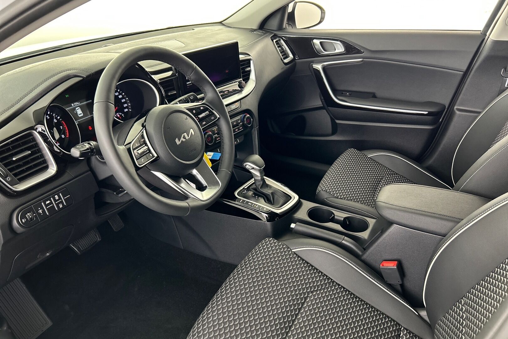 Kia Ceed iso kuva 7