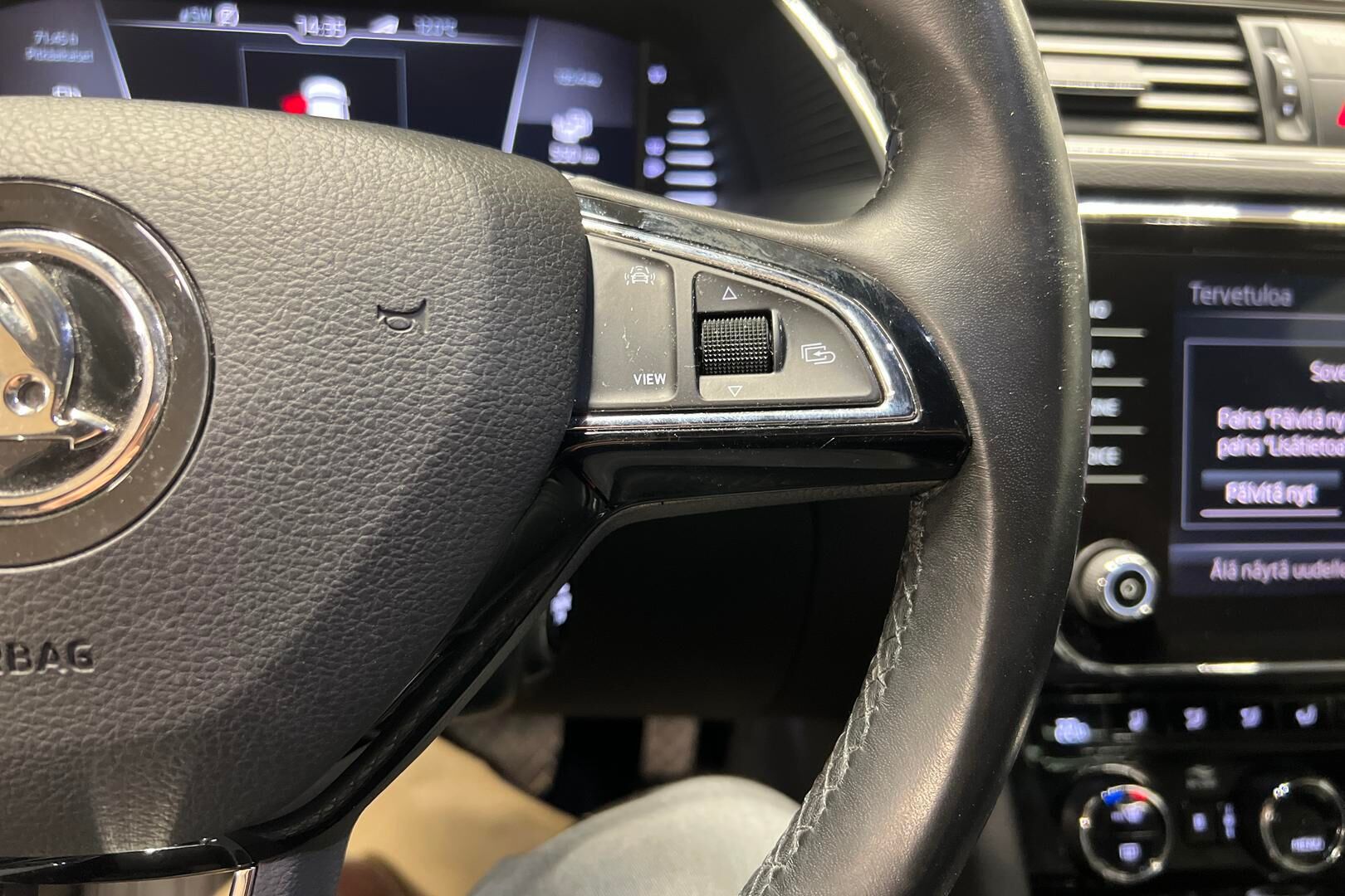 Skoda Superb iso kuva 16