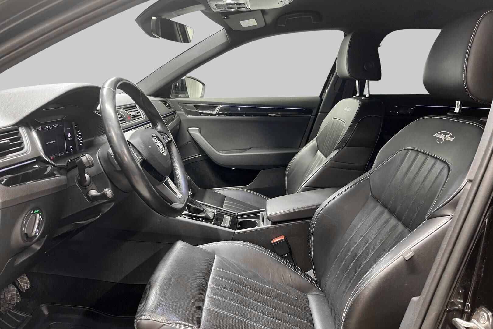 Skoda Superb iso kuva 8