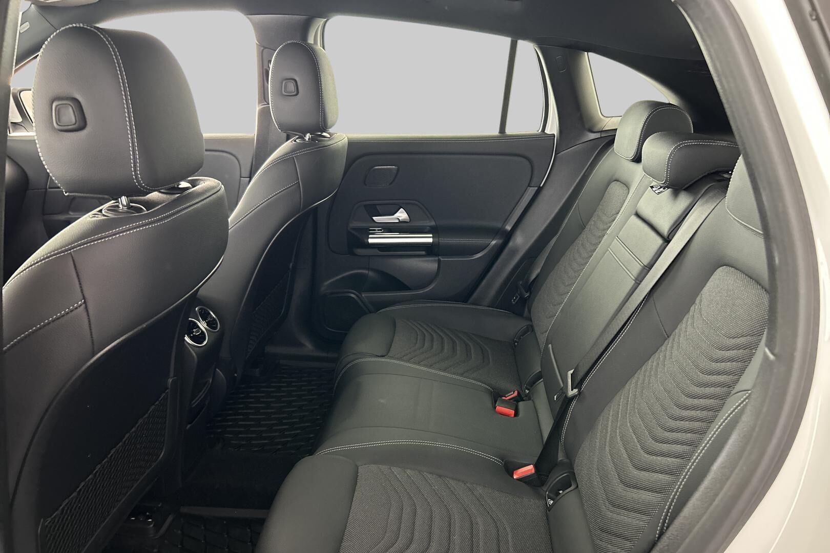 Mercedes-Benz EQA iso kuva 10