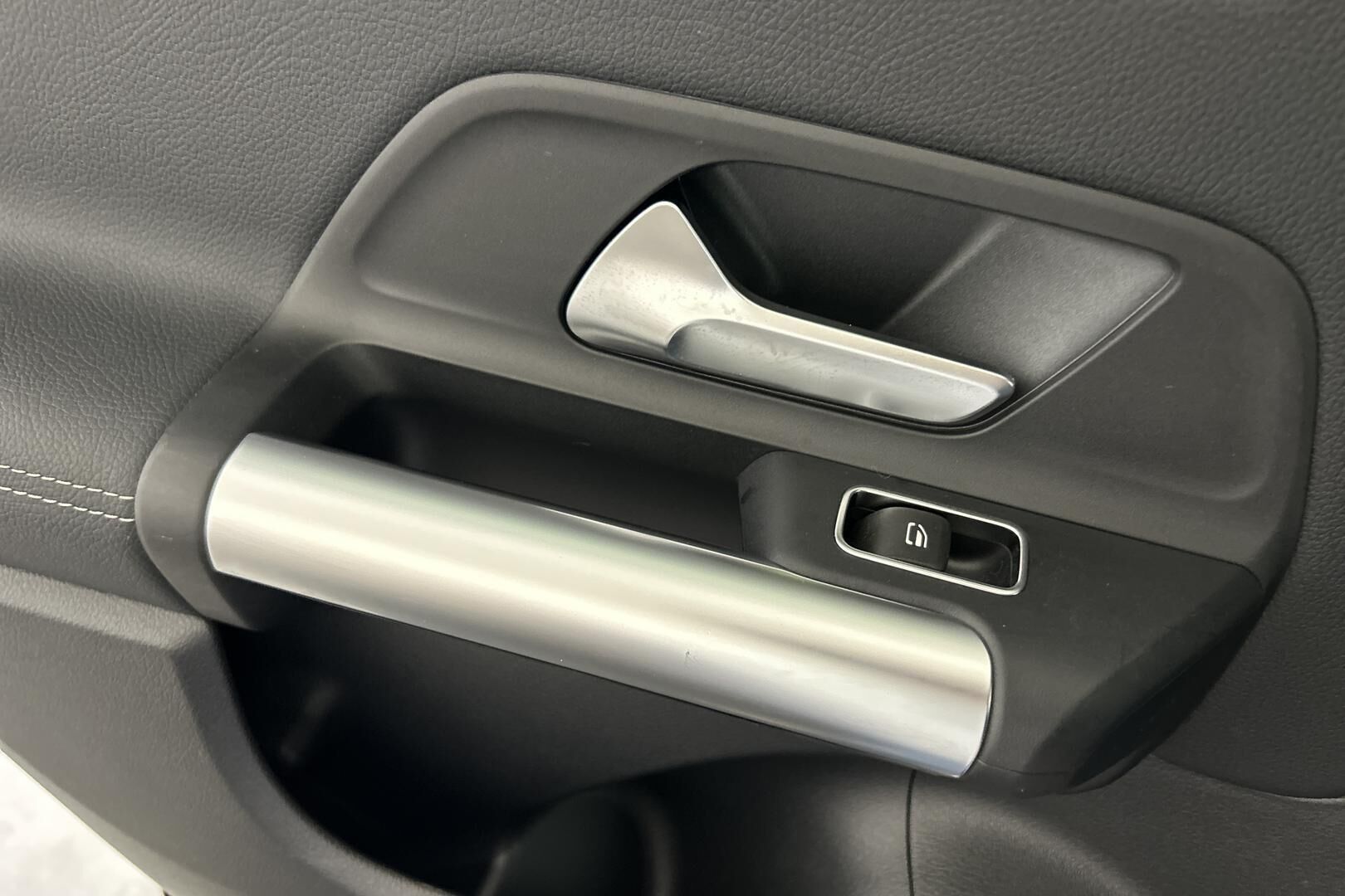 Mercedes-Benz EQA iso kuva 33