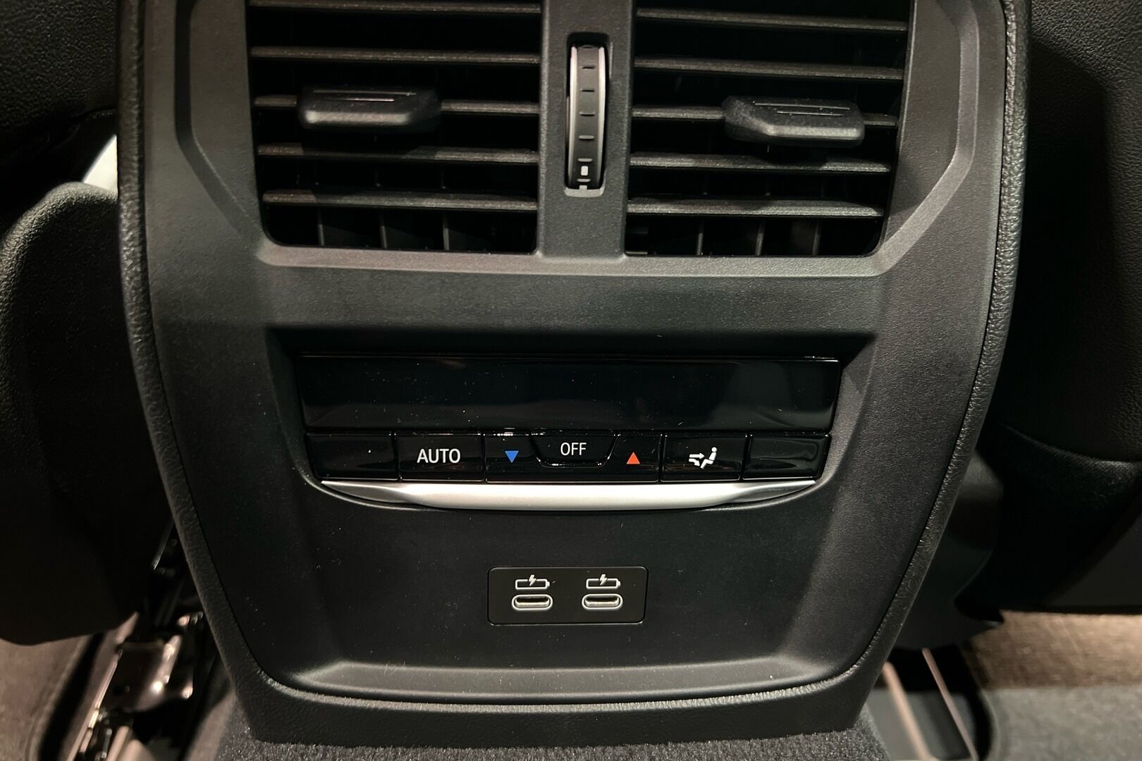 BMW i4 iso kuva 11