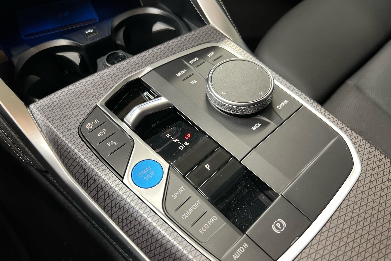 BMW i4 iso kuva 12