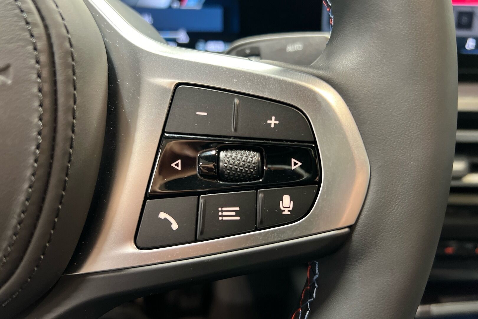 BMW i4 iso kuva 13