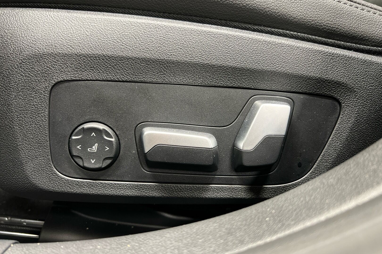 BMW i4 iso kuva 17