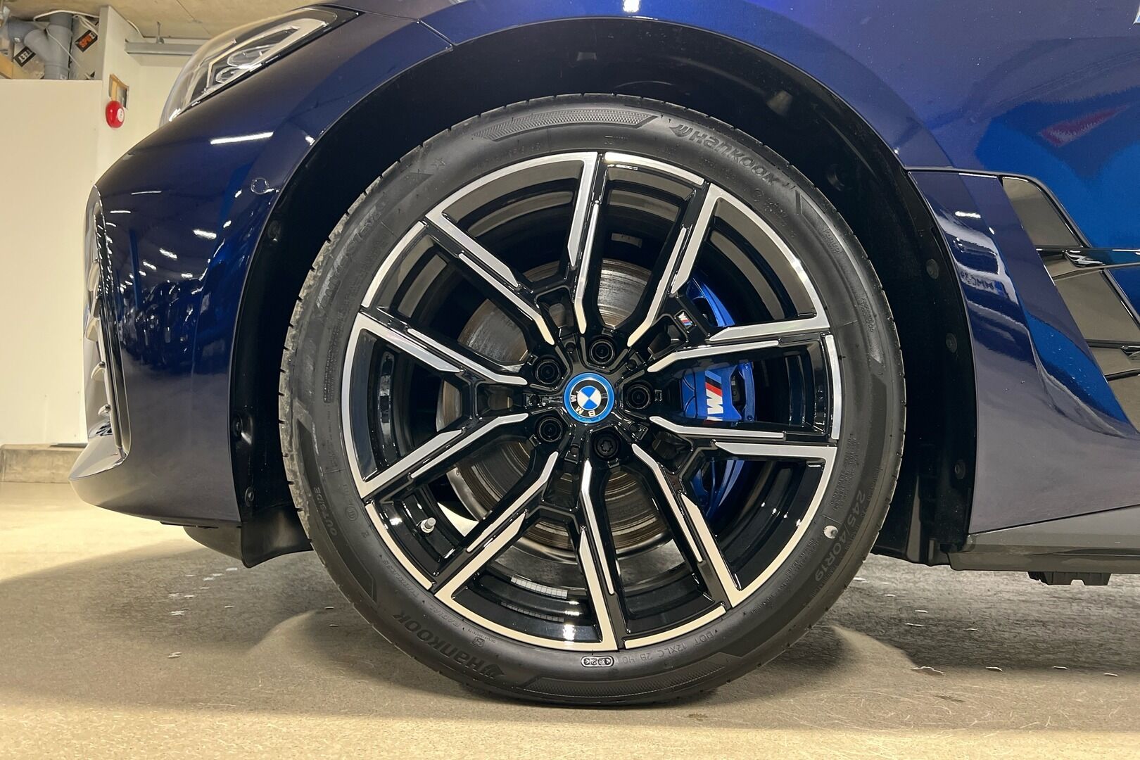 BMW i4 iso kuva 18