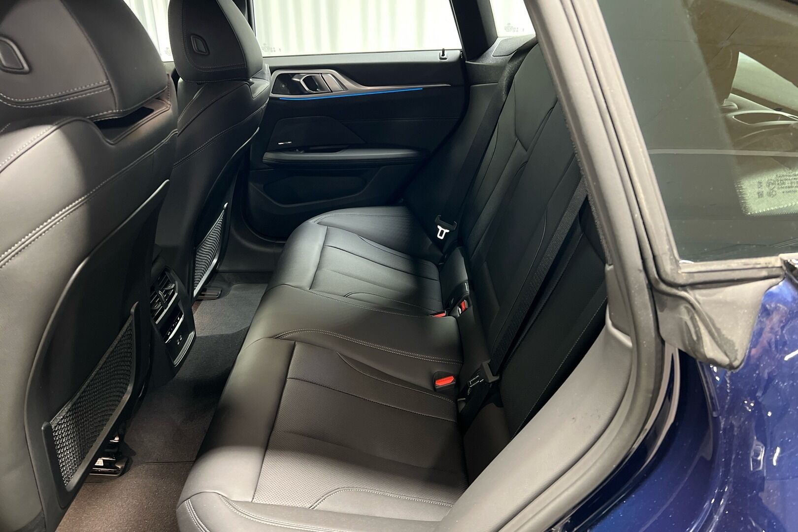 BMW i4 iso kuva 8