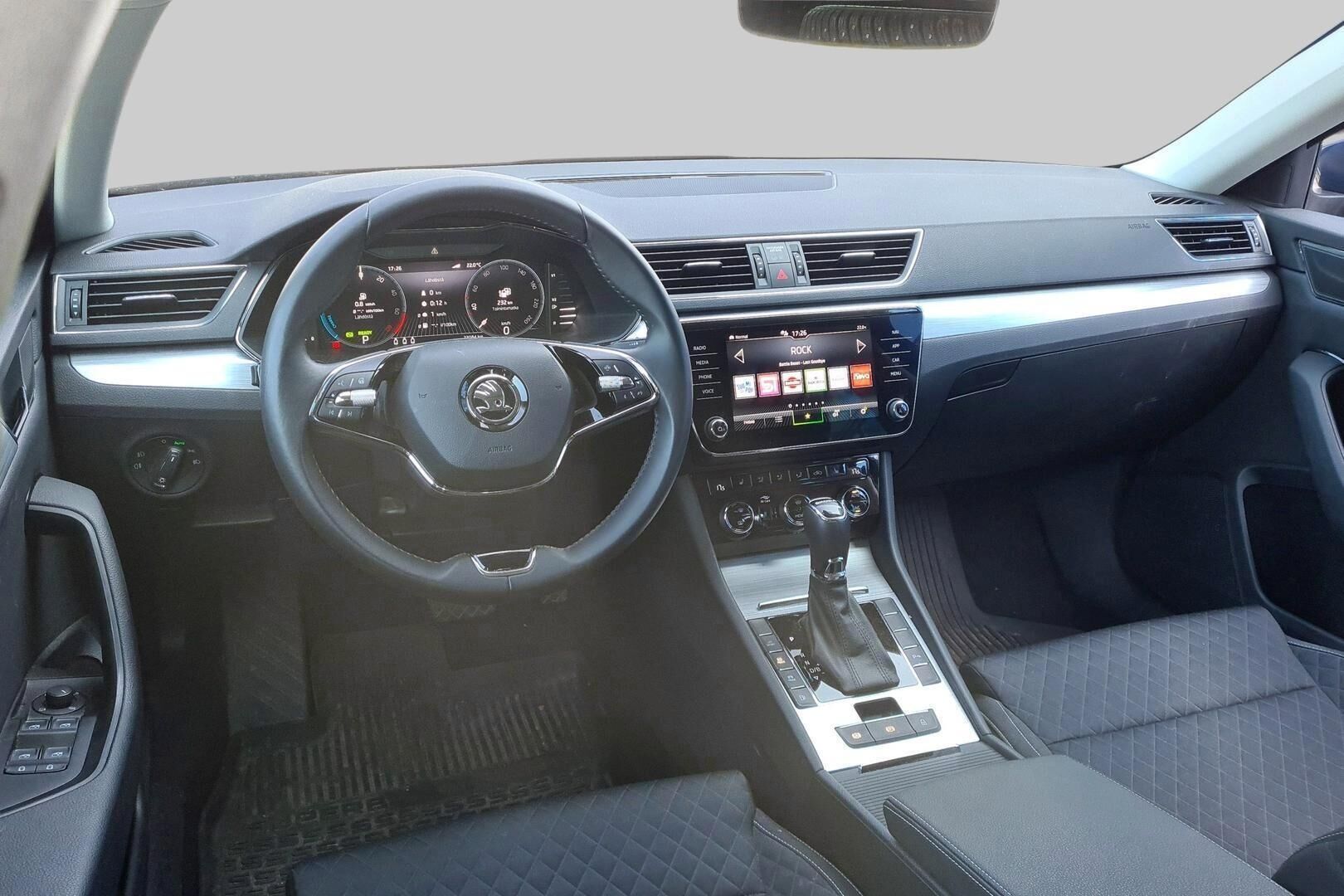 Skoda Superb iso kuva 1