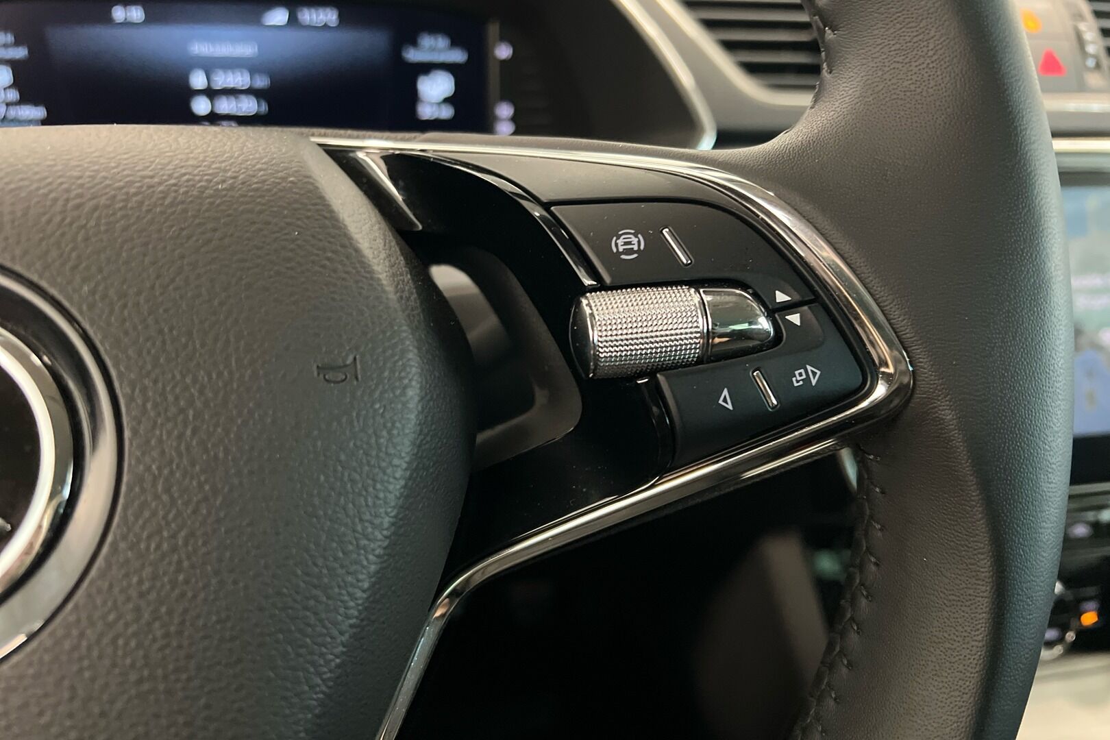 Skoda Superb iso kuva 13
