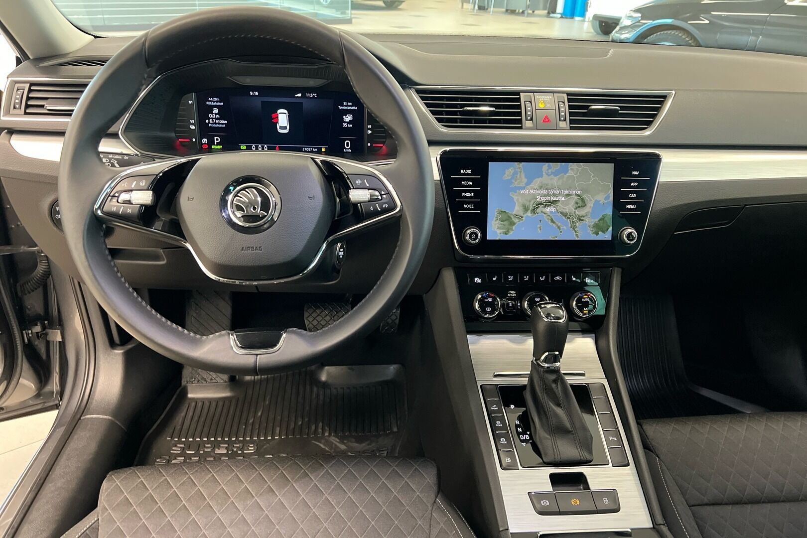 Skoda Superb iso kuva 19