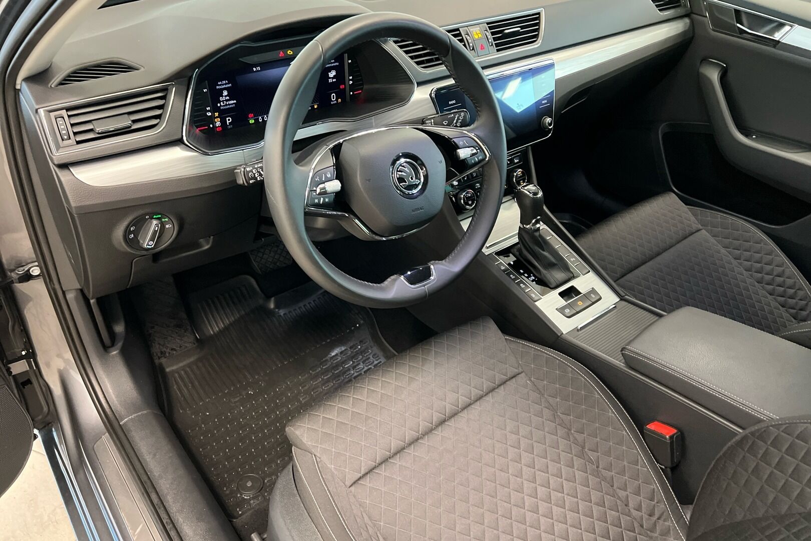 Skoda Superb iso kuva 4