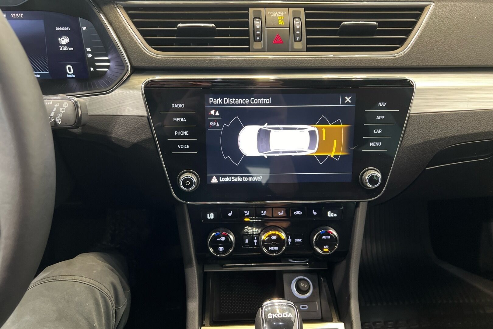 Skoda Superb iso kuva 16