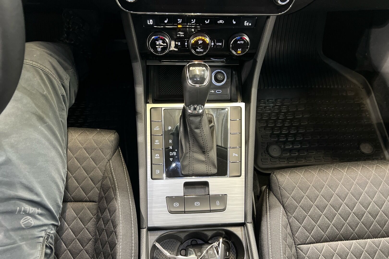 Skoda Superb iso kuva 18