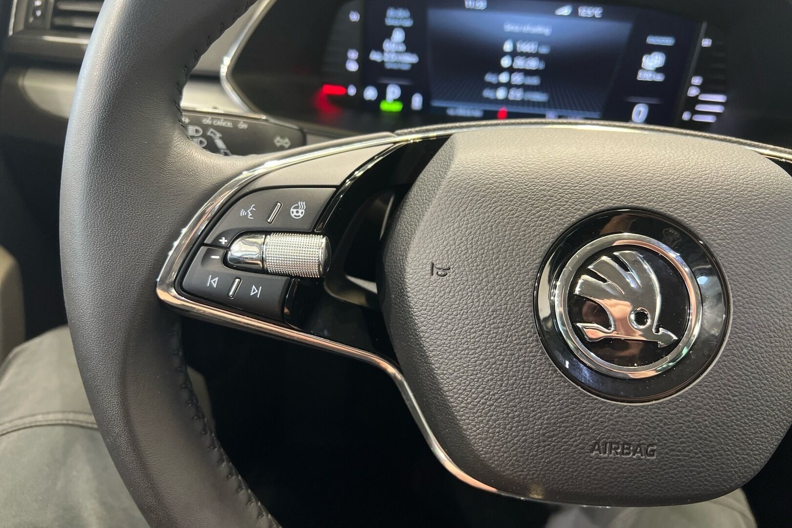 Skoda Superb iso kuva 19