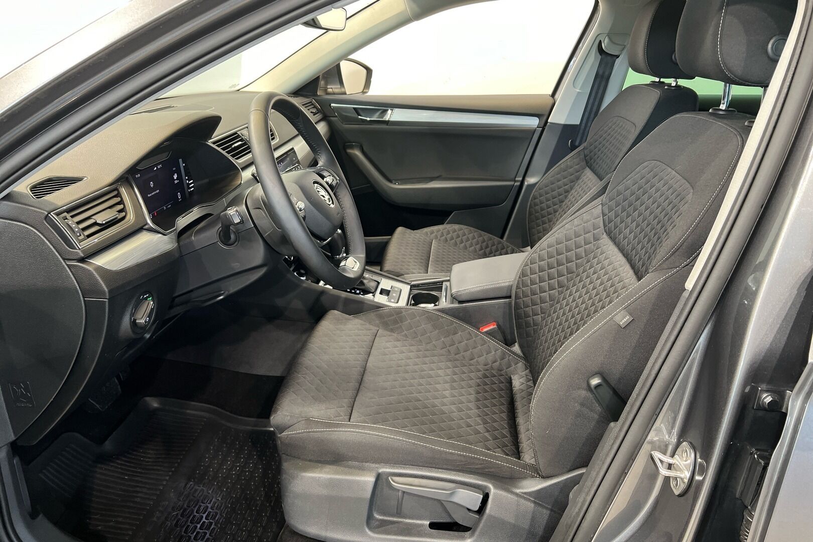 Skoda Superb iso kuva 8