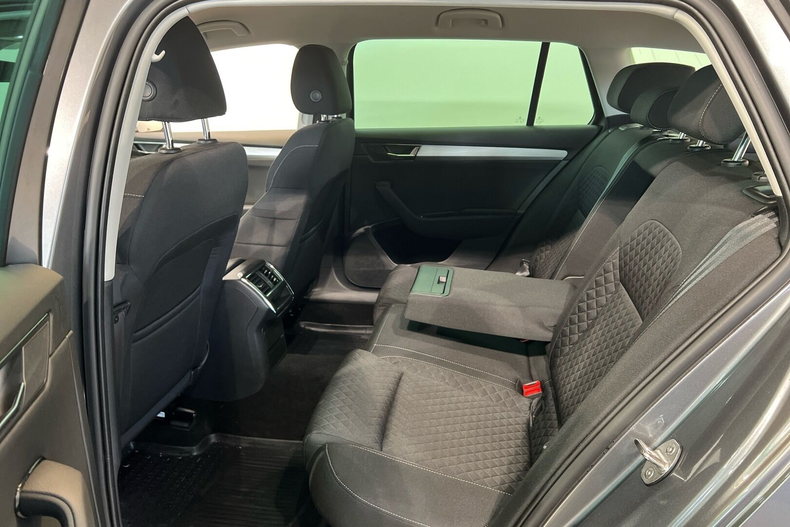 Skoda Superb iso kuva 9