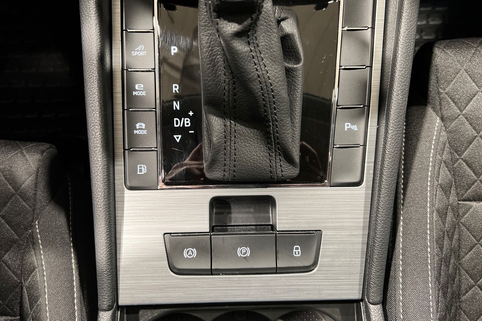 Skoda Superb iso kuva 13