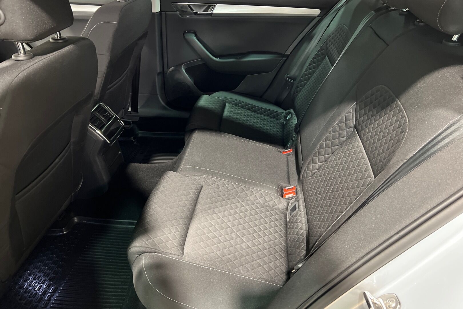 Skoda Superb iso kuva 7