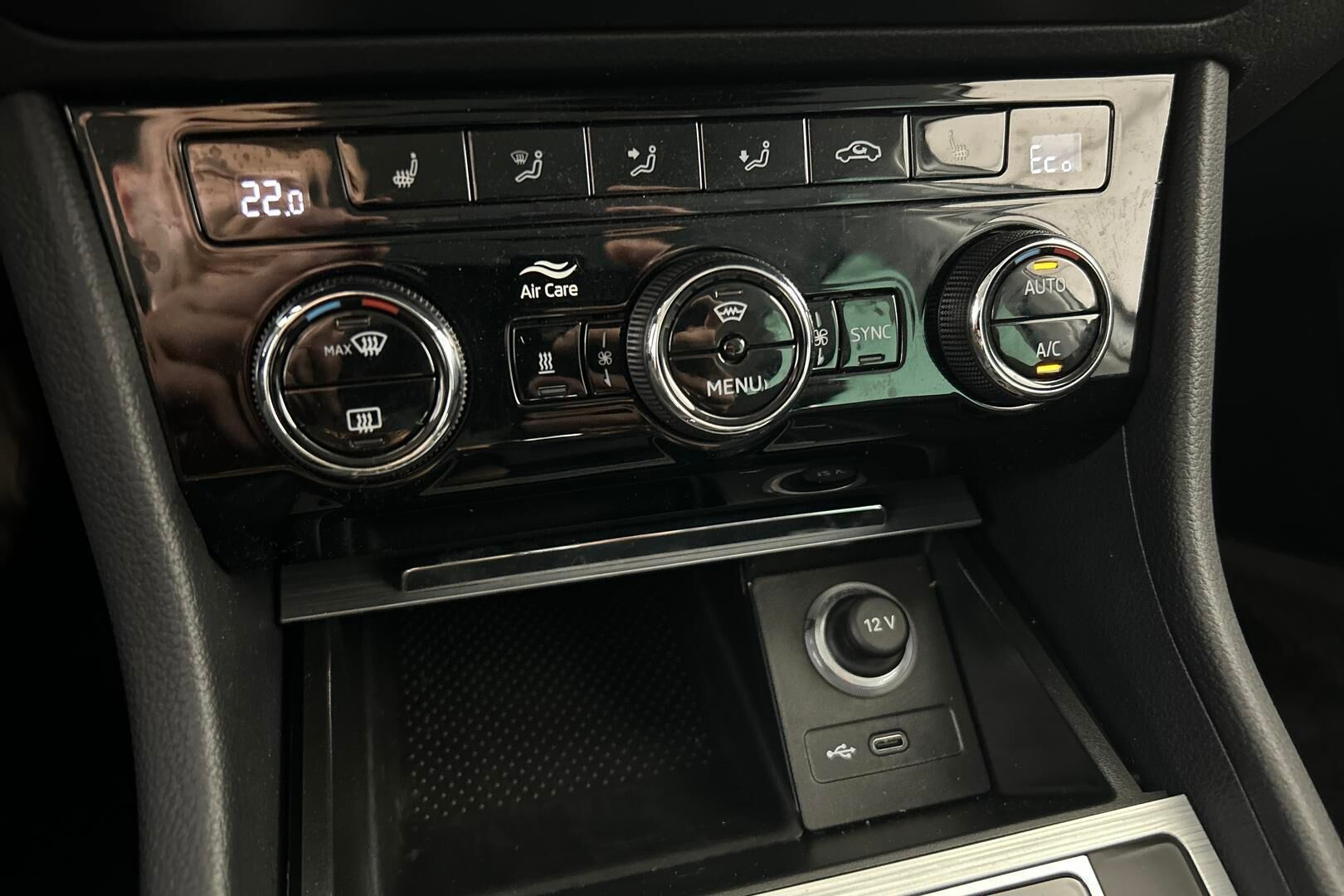Skoda Superb iso kuva 19