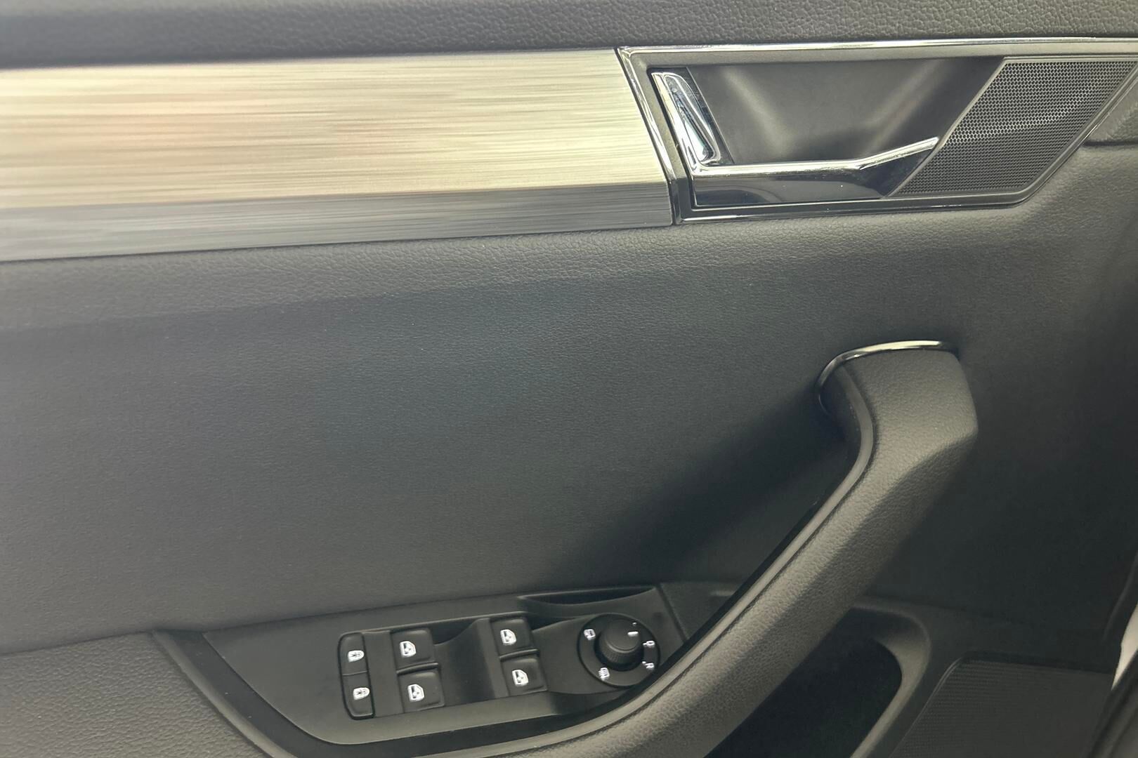 Skoda Superb iso kuva 24