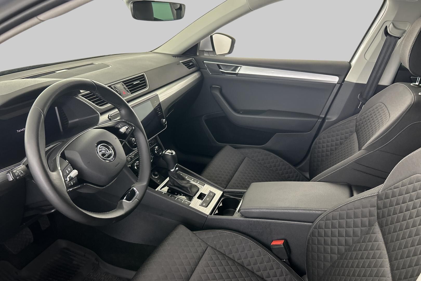 Skoda Superb iso kuva 8