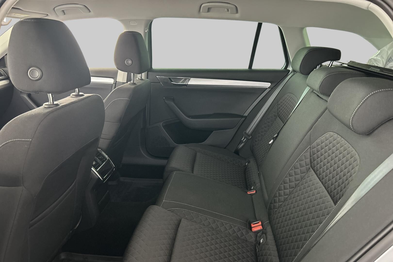Skoda Superb iso kuva 9