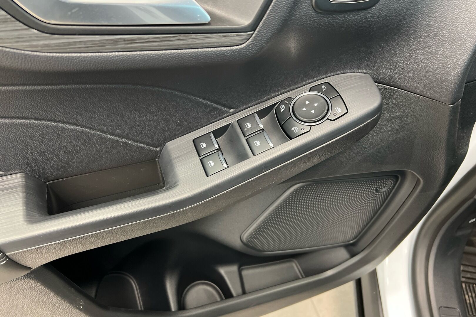 Ford Kuga iso kuva 18