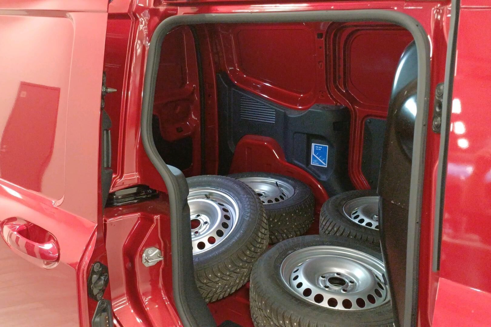 Ford Transit Courier iso kuva 9