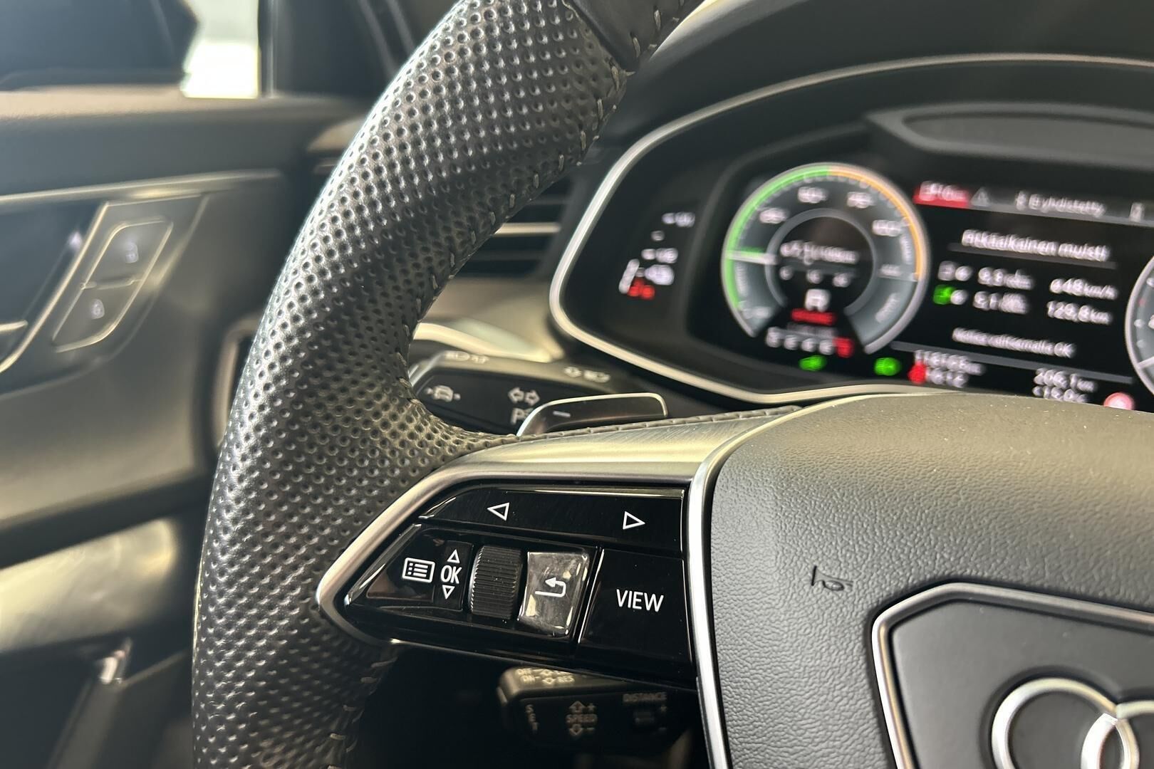 Audi A6 iso kuva 24