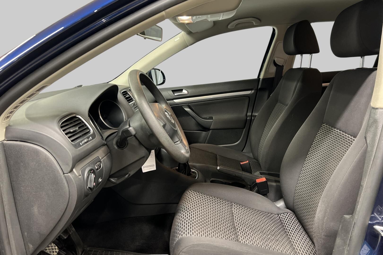 Volkswagen Golf iso kuva 8