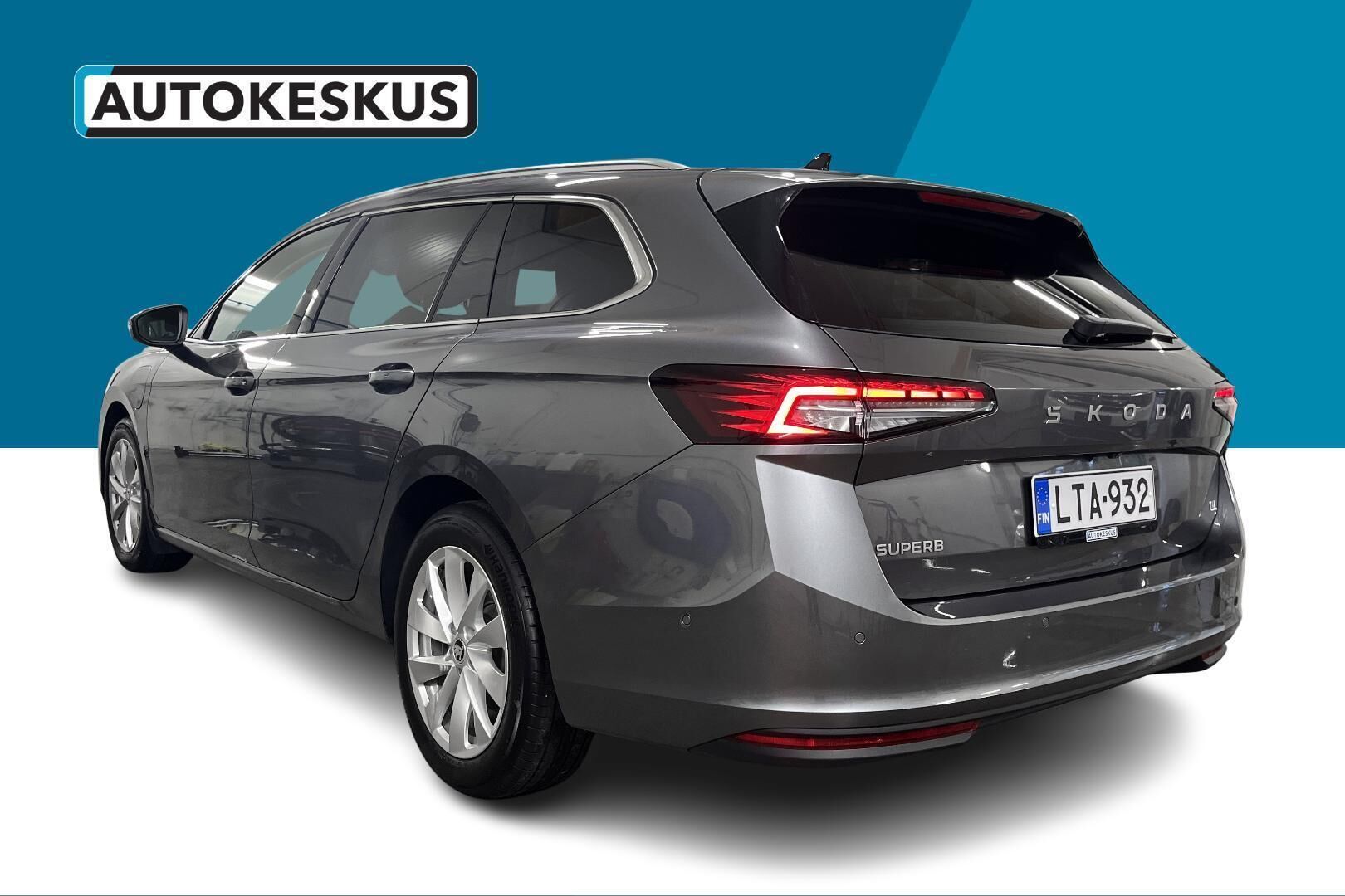 Skoda Superb iso kuva 2