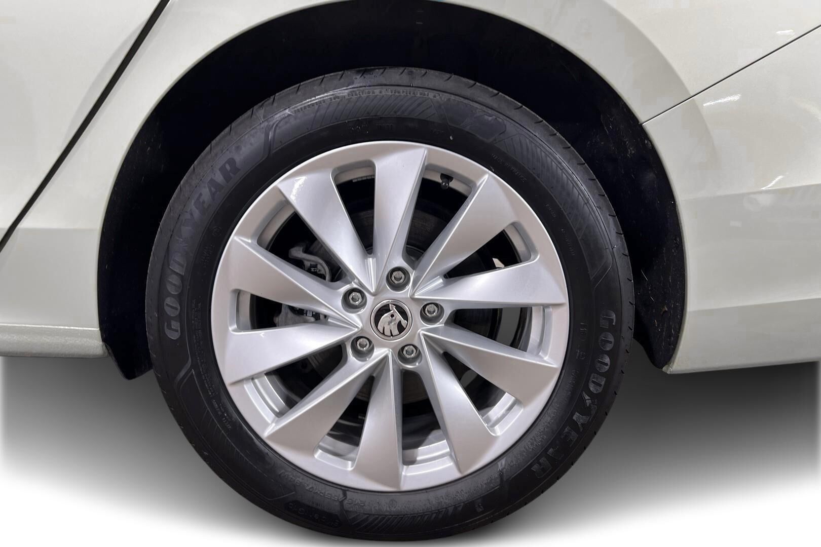 Skoda Superb iso kuva 12