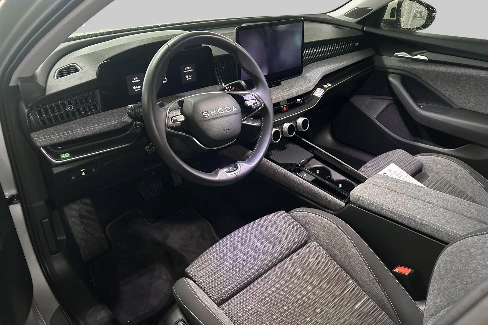 Skoda Superb iso kuva 2