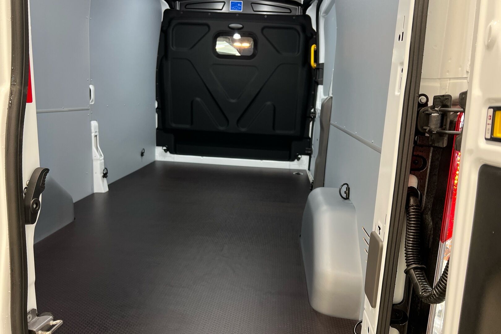 Ford Transit iso kuva 9