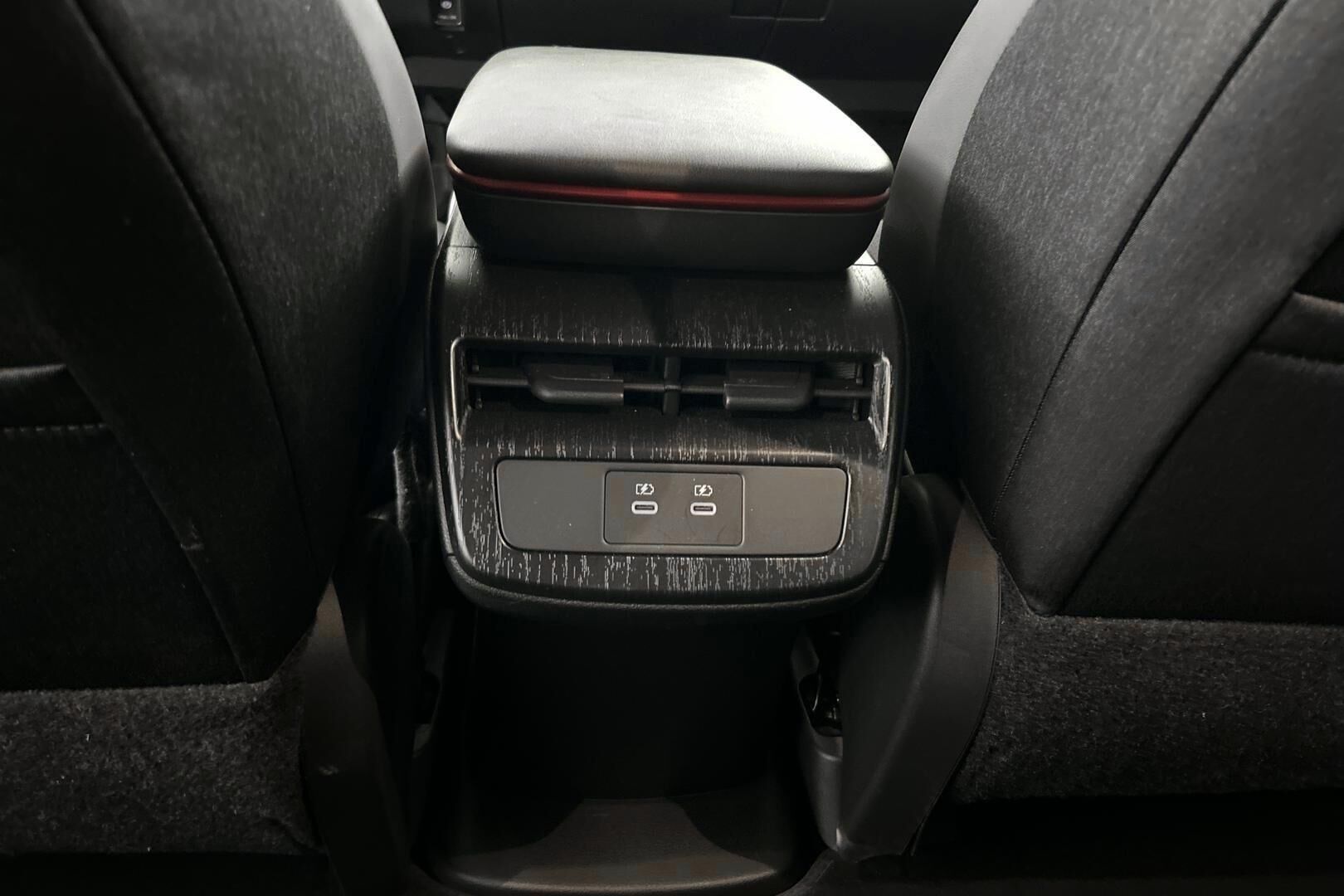 Nissan Ariya iso kuva 28