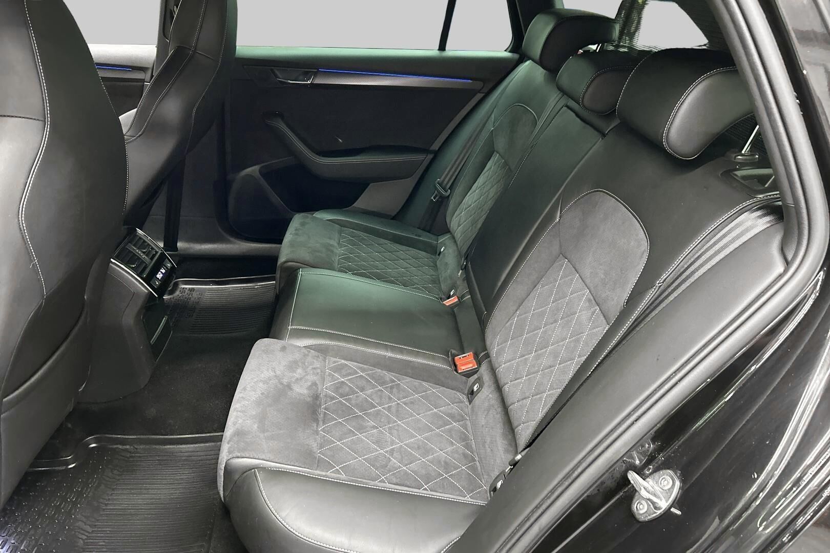 Skoda Superb iso kuva 10