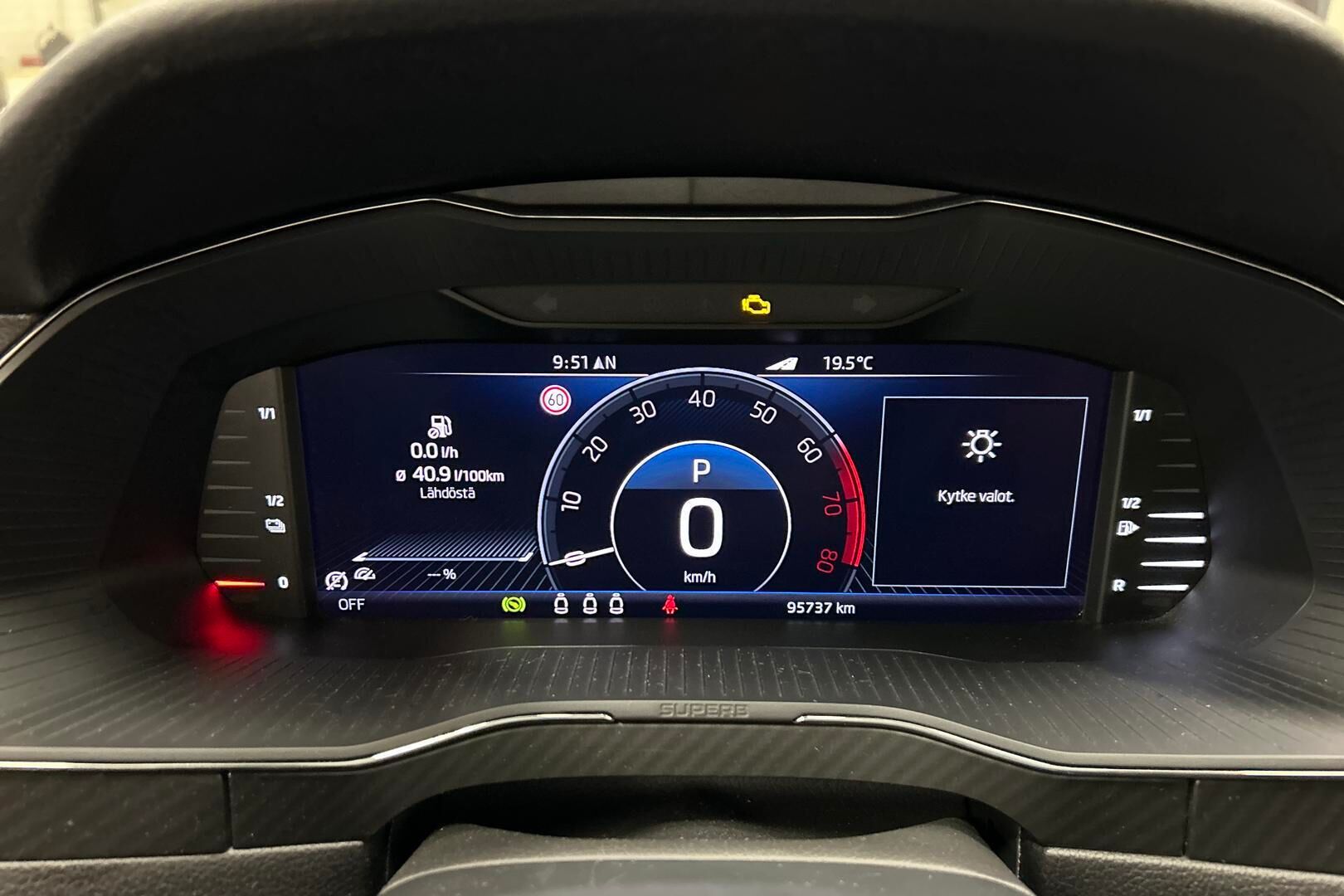 Skoda Superb iso kuva 14