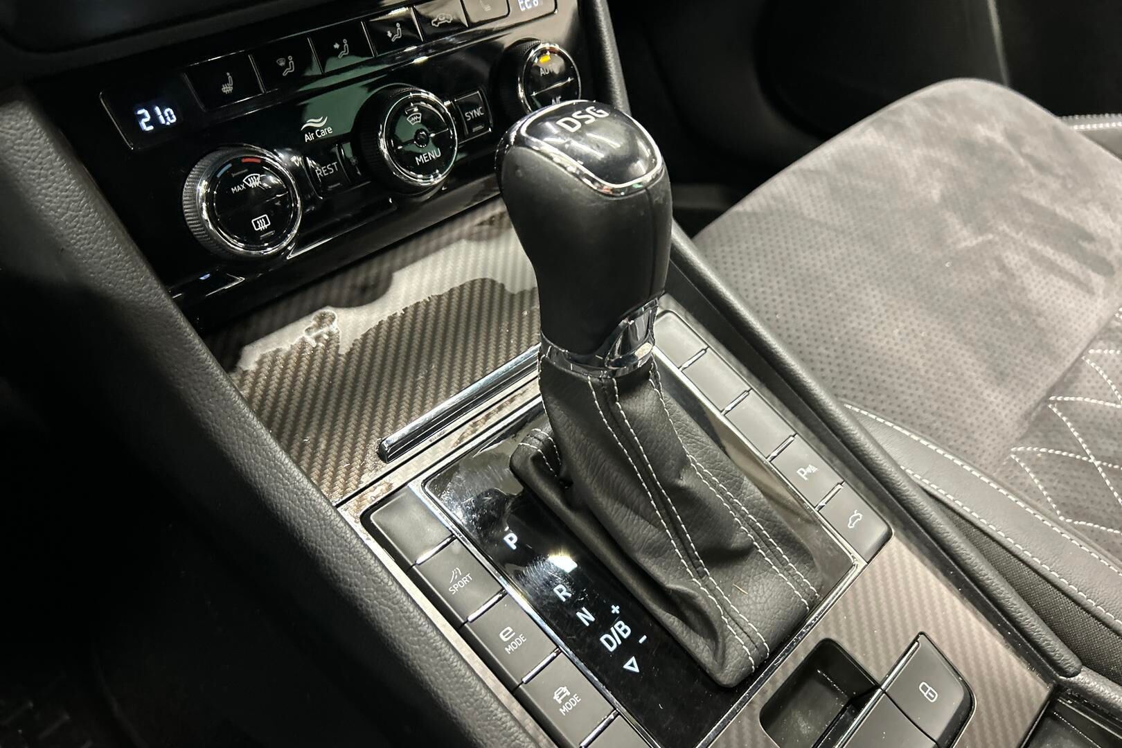 Skoda Superb iso kuva 16