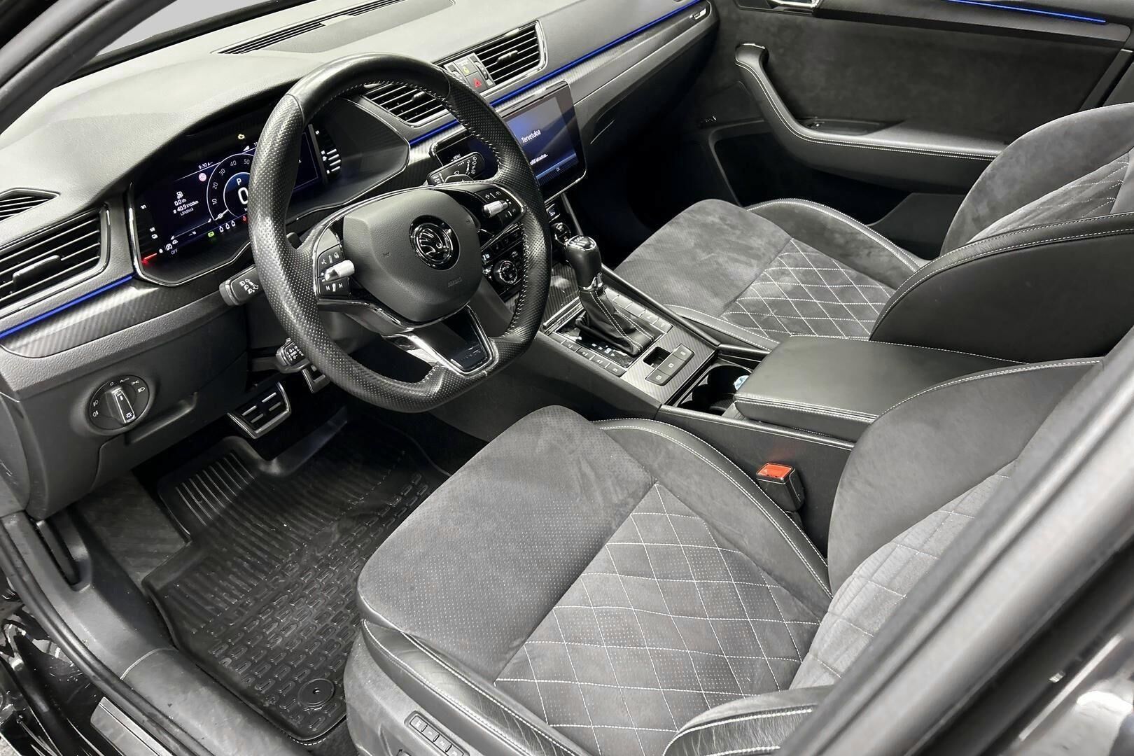 Skoda Superb iso kuva 9