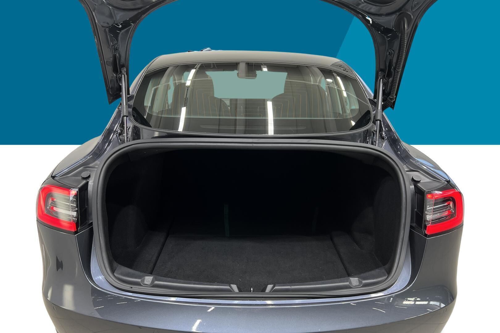 Tesla Model 3 iso kuva 10