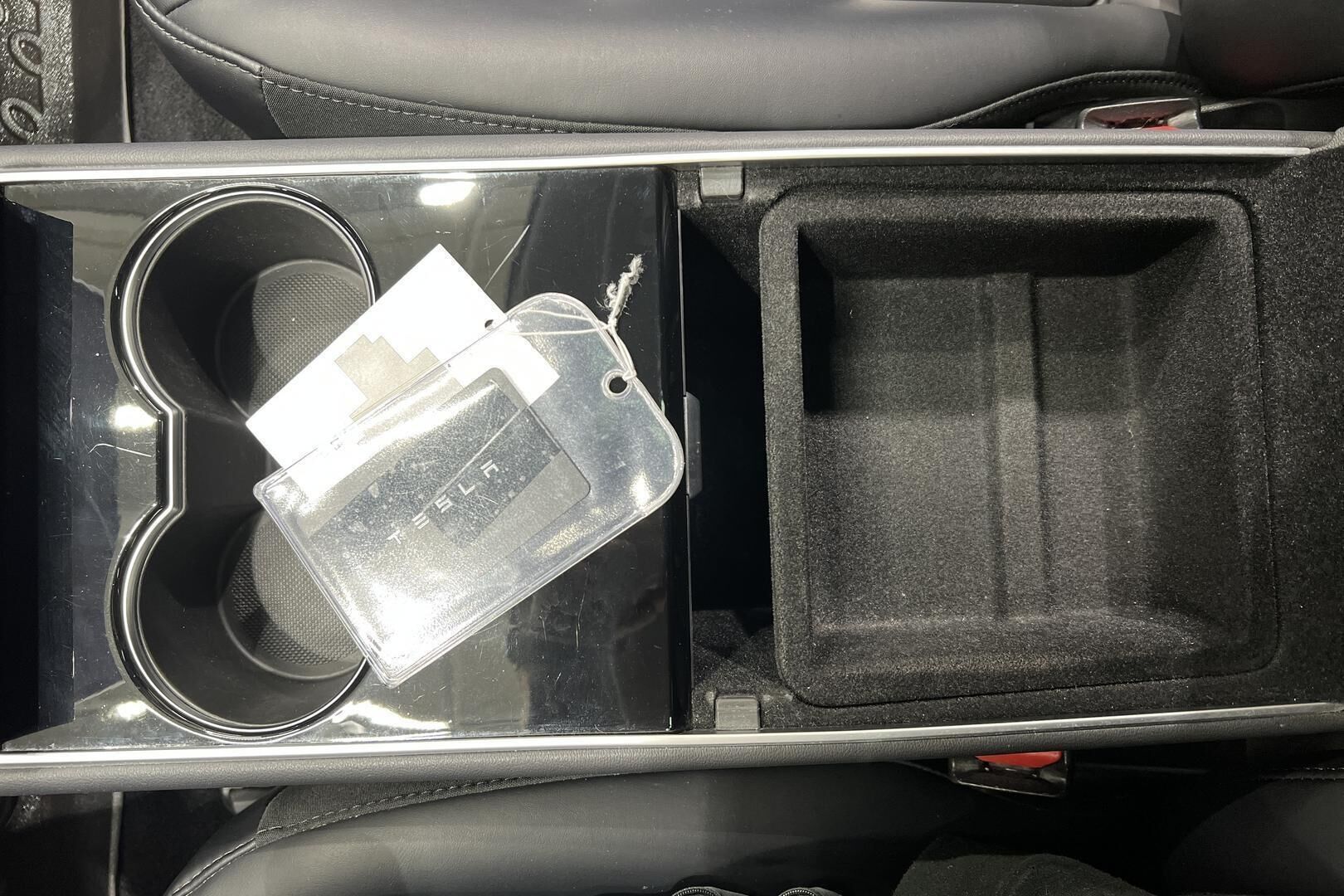 Tesla Model 3 iso kuva 19