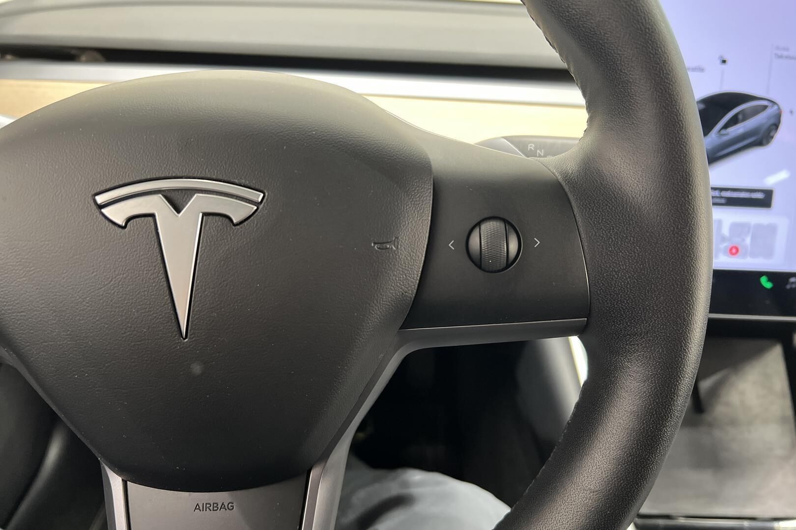 Tesla Model 3 iso kuva 27