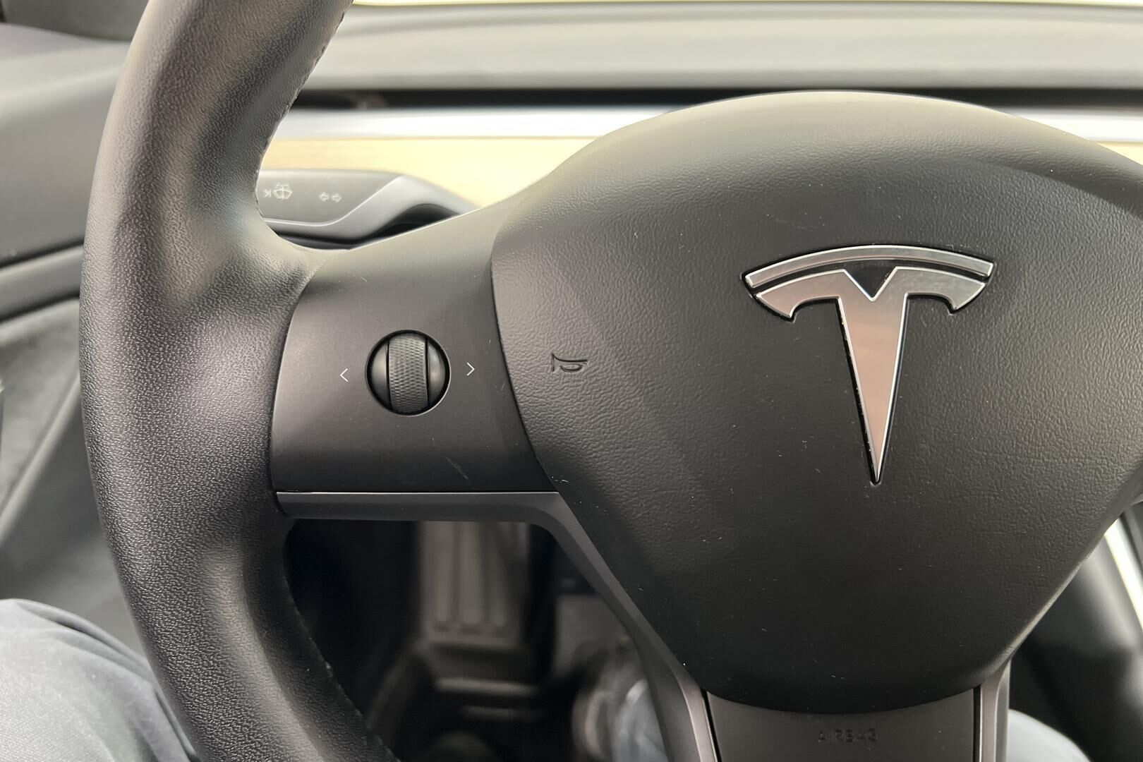Tesla Model 3 iso kuva 20