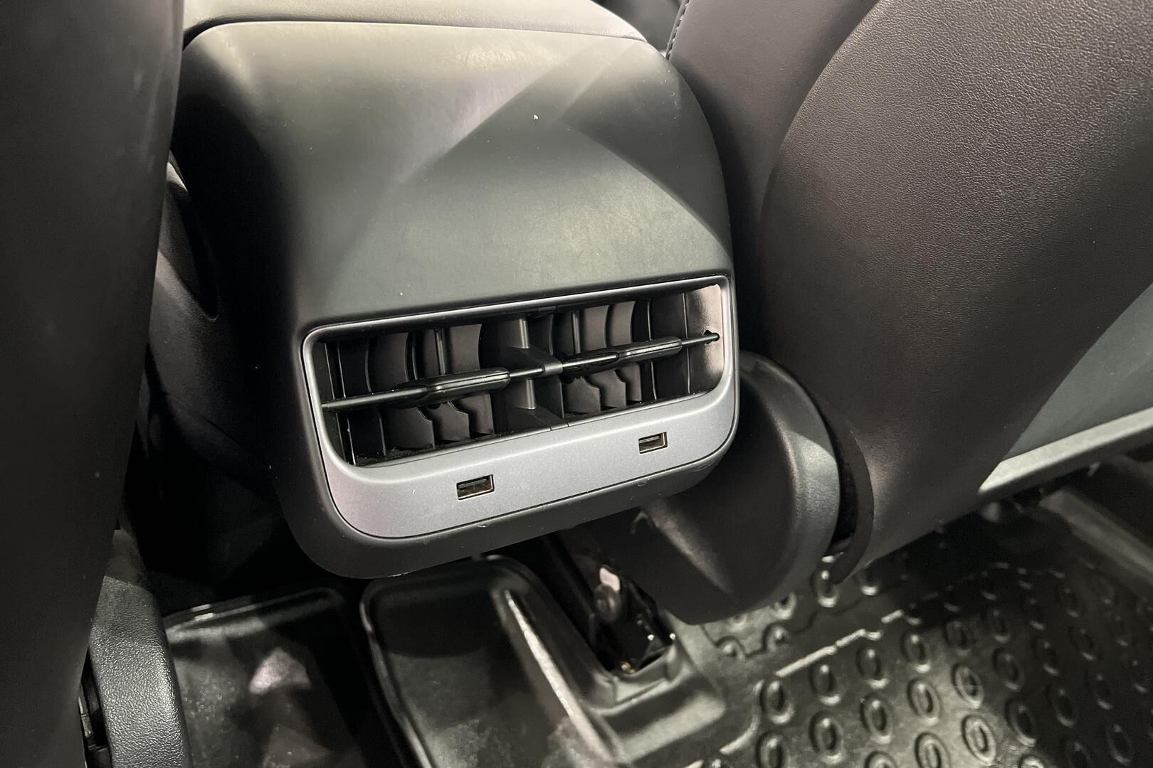 Tesla Model 3 iso kuva 22