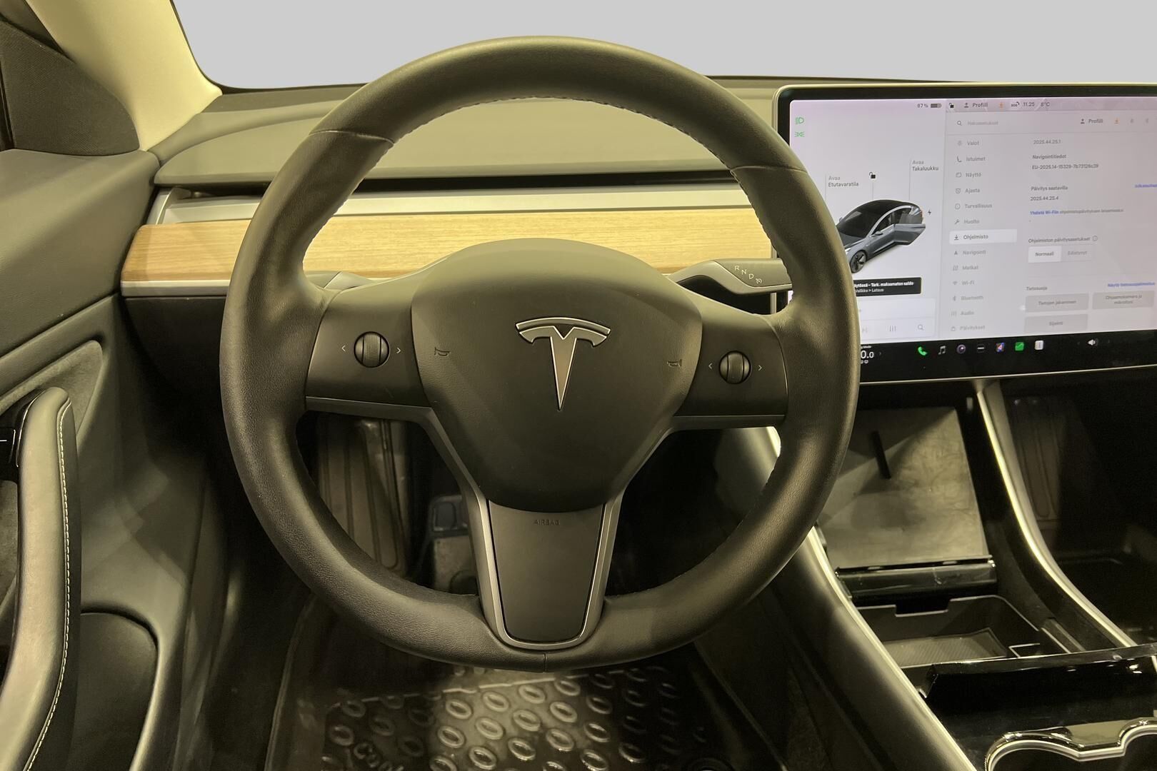 Tesla Model 3 iso kuva 23