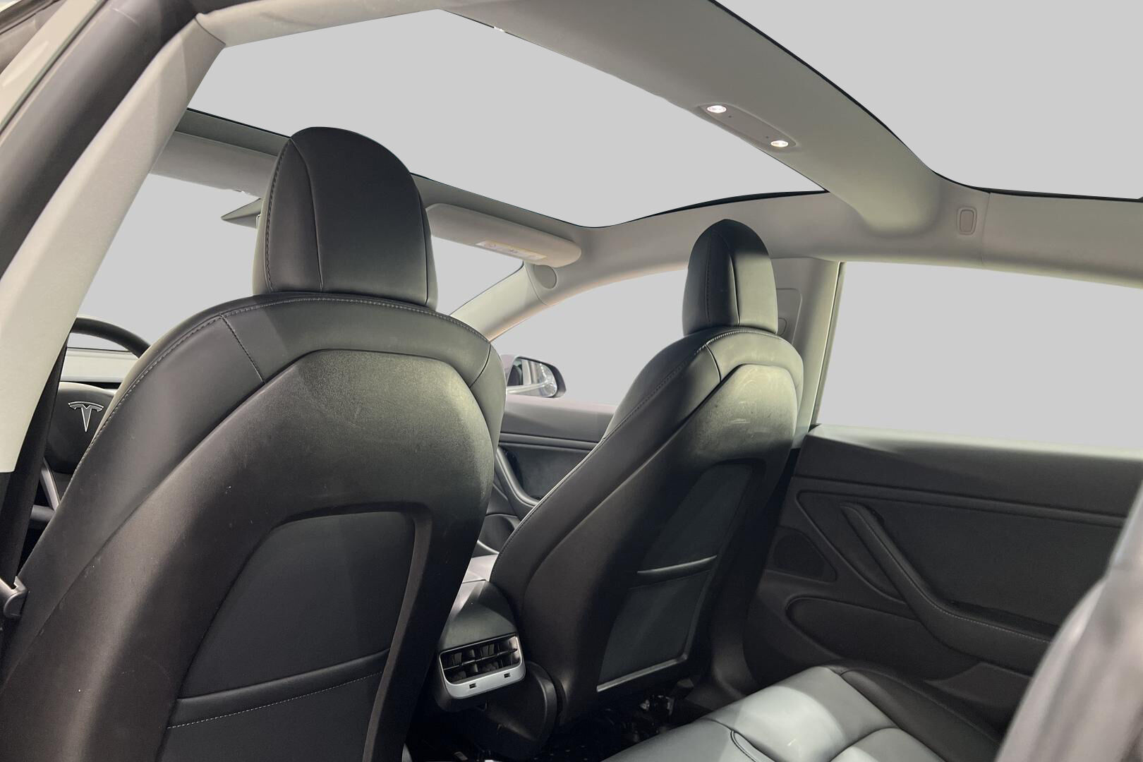 Tesla Model 3 iso kuva 24