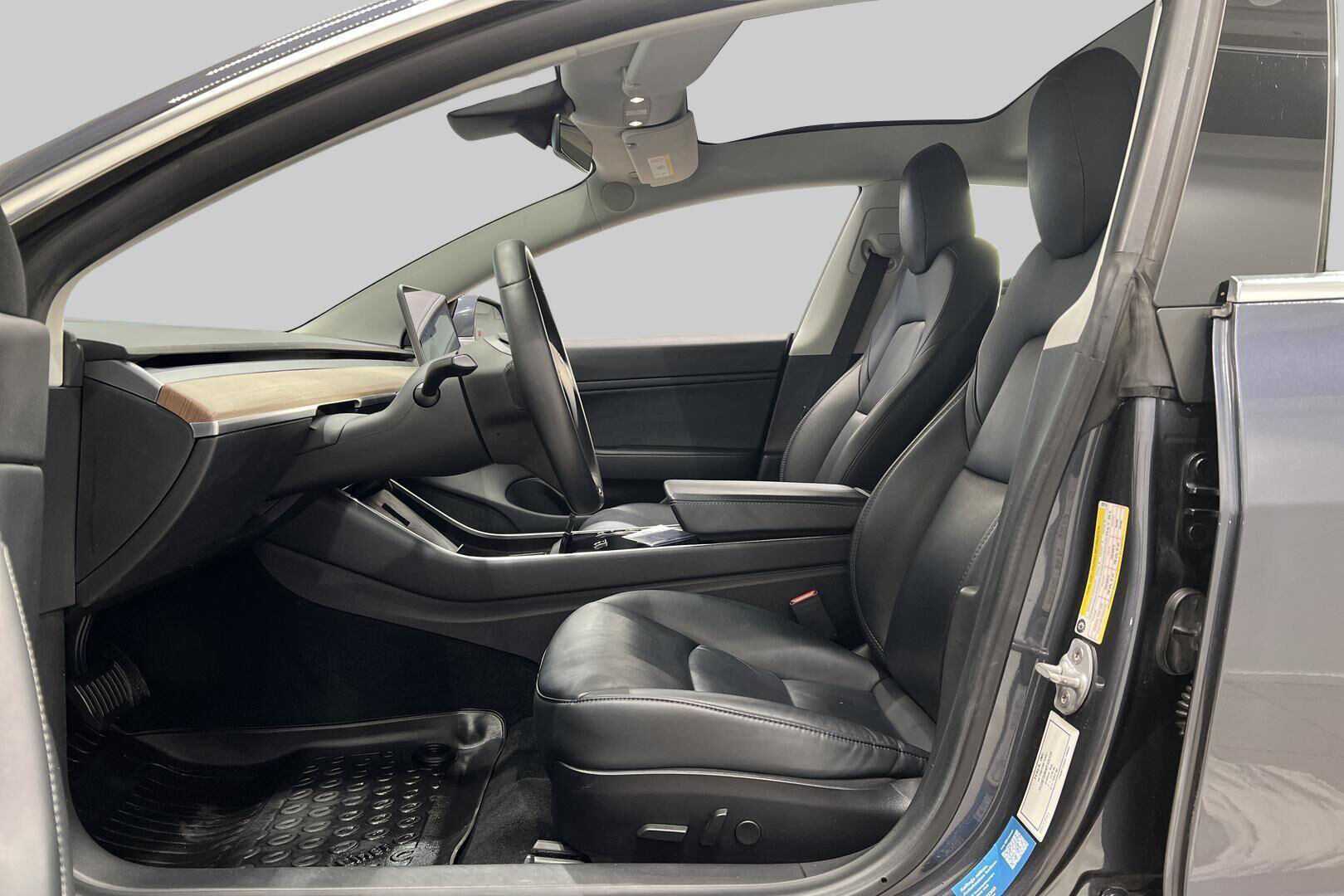 Tesla Model 3 iso kuva 8