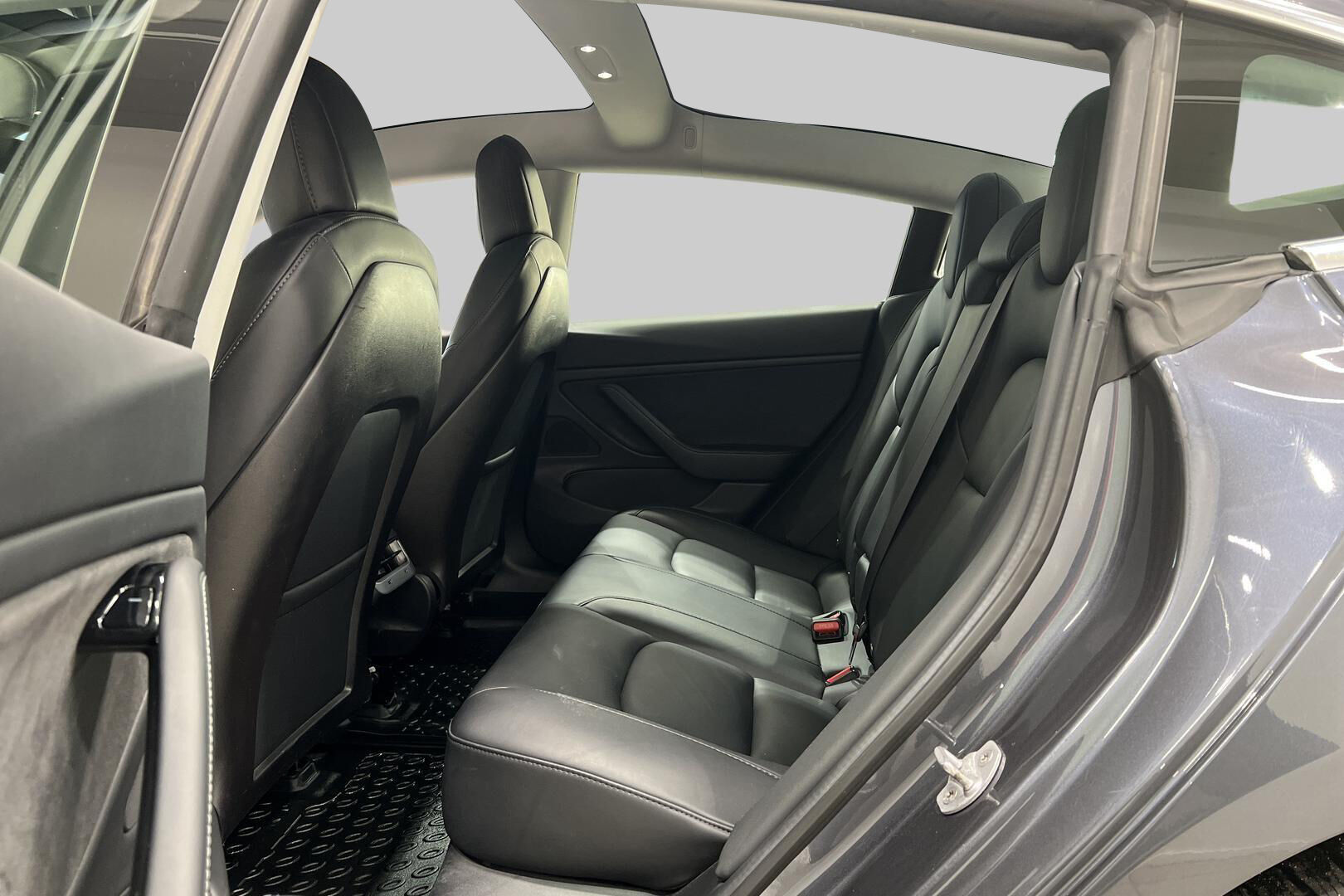 Tesla Model 3 iso kuva 25
