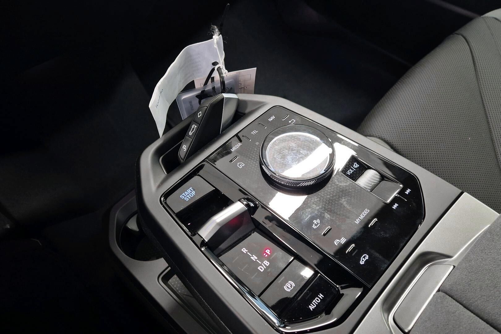 BMW iX iso kuva 14